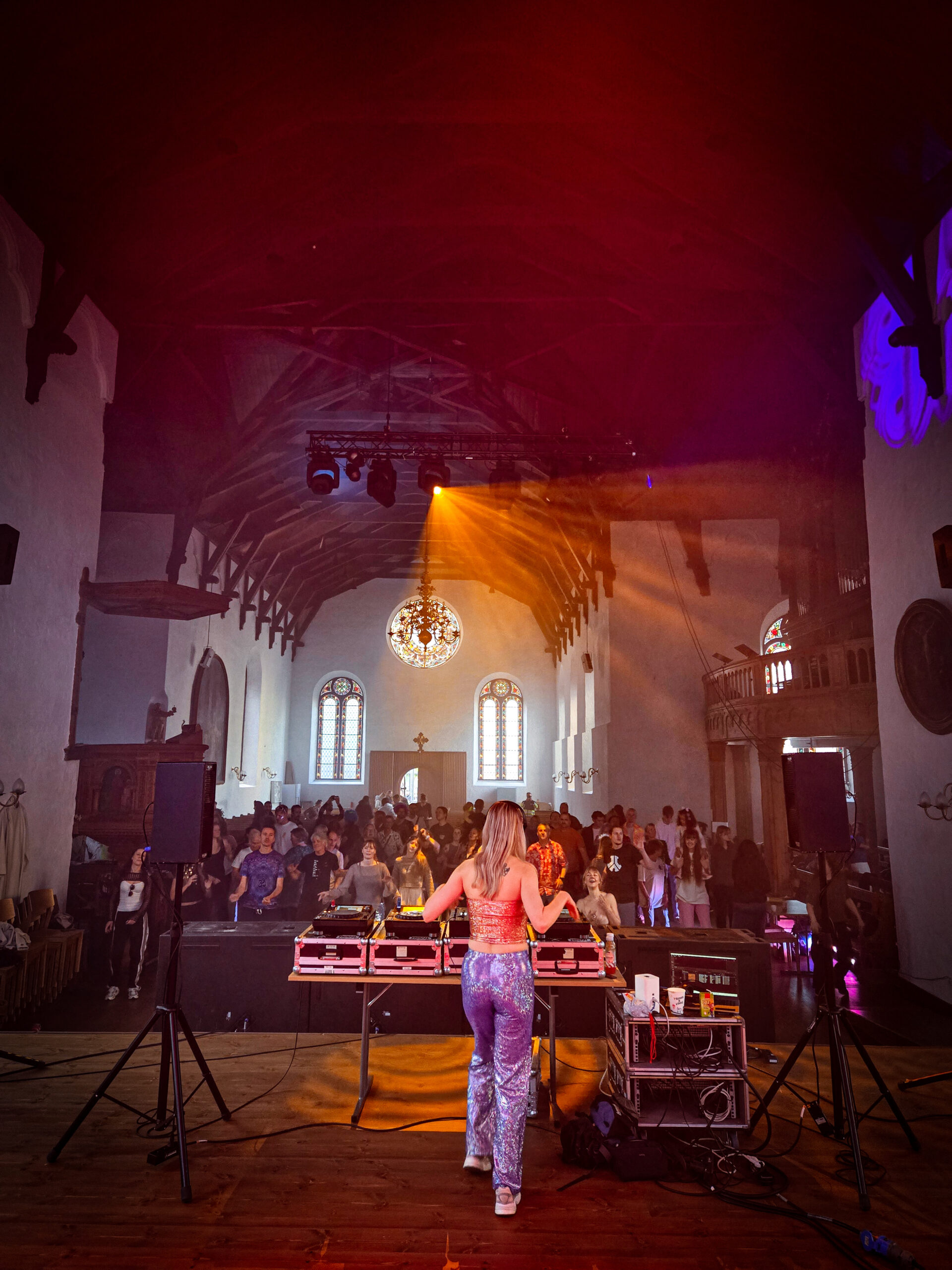 DJ og publikum som er på rave i en kirke